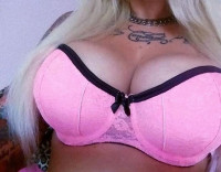 Blonde Bitch mit dicken Naturtitten sucht potente Stecher